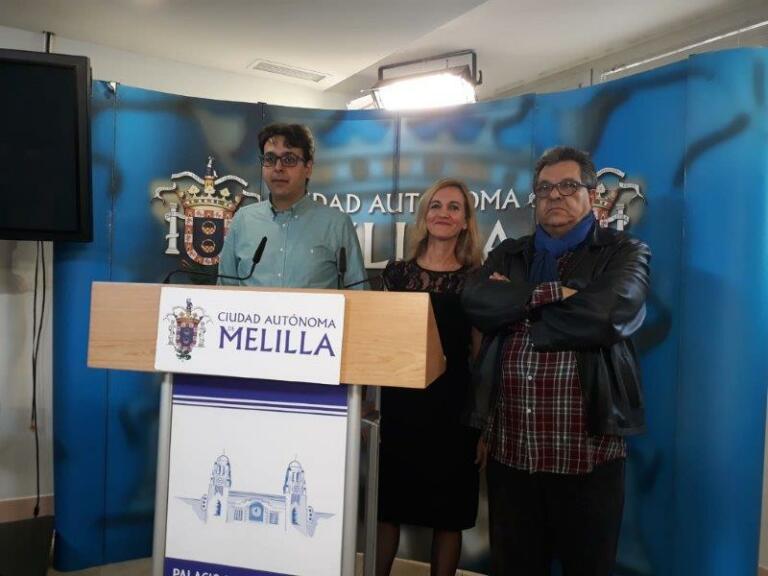 La consejera de Educación, Cultura, Festejos e Igualdad, Elena Fernández Treviño, junto con el moderador del acto, Mustafa Akalay, y el escritor Mohamed El Morabet