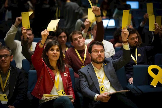 Momento en el que ERC decide abstenerse ena la hora de que Pedro Sánchez presente su candidatura a la Presidencia