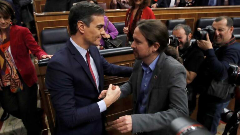El reelegido presidente del Gobierno, Pedro Sánchez y su vicepresidente, Pablo Iglesias