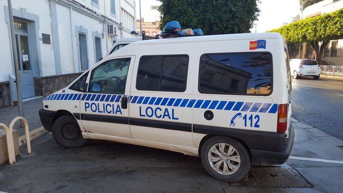 Vehículo policial a las puertas del cuartel de la Policía Local