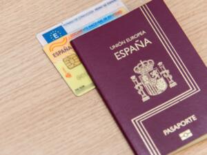 Imagen en el que aparecen un pasaporte, un DNI y el carné de conducir