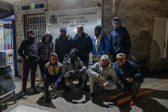 Instantánea de la entidad con un grupo de migrantes a las puertas del CETI