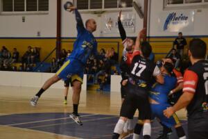 Salva Baena lanza a puerta en el partido del pasado sábado, ante la oposición de la defensa