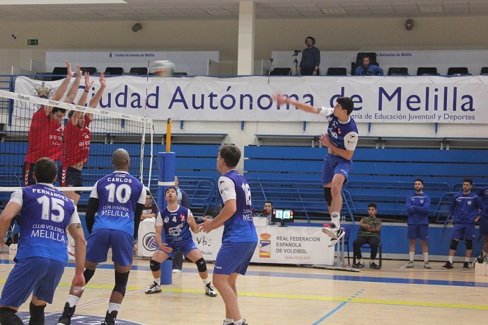 Alison Bastos, opuesto del Club Voleibol Melilla, en una acción de ataque en el encuentro del pasado sábado ante el Arenal Emevé
