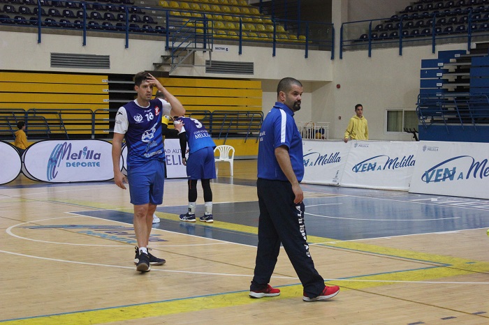 El entrenador del Club Voleibol Melilla, Salim Abdelkader, junto a la reciente incorporación, Mariano Giustiniano