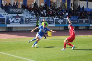 Dani Vega, jugador de la U.D. Melilla, en el encuentro del pasado domingo ante el Club Marino de Luanco