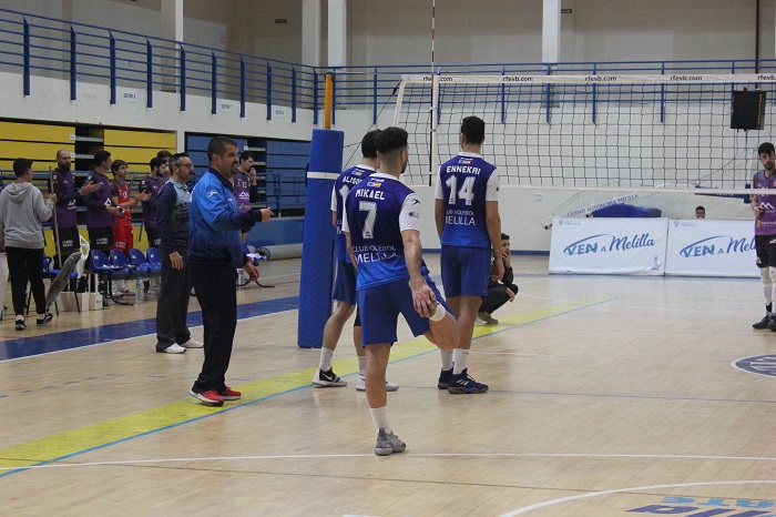 El entrenador del Club Voleibol Melilla, Salim Abdelkader, da instrucciones a sus jugadores en el choque del pasado sábado