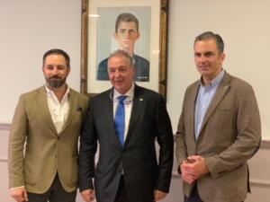 Jesús Delgado con Santiago Abascal y Javier Ortega-Smith, líderes de Vox en España, a los que el melillense criticaba en un audio que acabó con su carrera en Vox