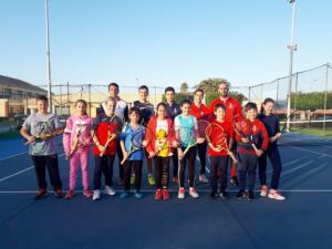 Foto de familia de los tenistas participantes en la I Liga Multisport que se está celebrando en La Hípica