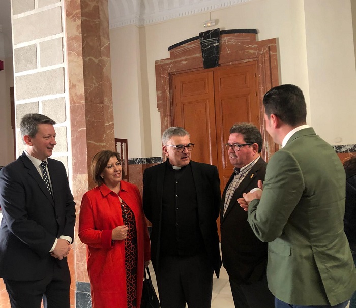 Los representantes de la Agrupación de Cofradías de Melilla con el vicario episcopal