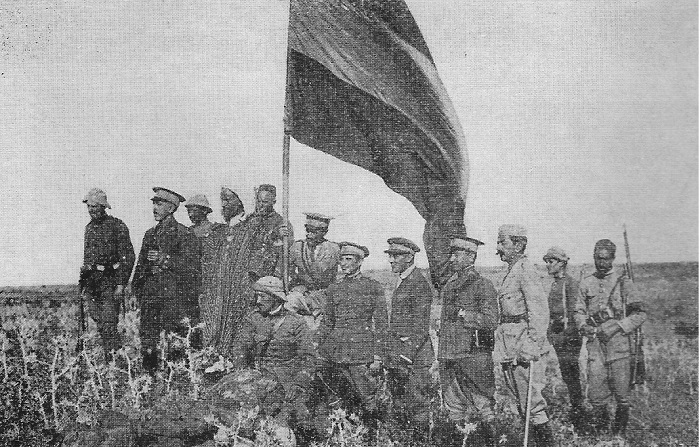 El coronel Riquelme, con de jefes y oficiales, observa al enemigo desde la posición de Iguermán