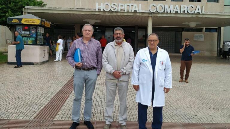 Miembros de los sindicatos médicos de Melilla y Ceuta delante al Hospital Comarcal