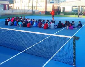 Los alumnos del IES Huerta Salama y del CEIP Hipódromo acudieron a las instalaciones de la Escuela de Tenis de La Hípica