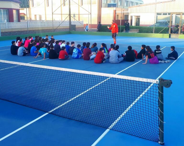 Los alumnos del IES Huerta Salama y del CEIP Hipódromo acudieron a las instalaciones de la Escuela de Tenis de La Hípica