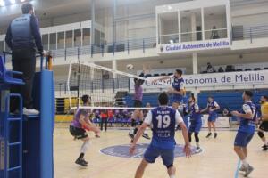 Mohamed En Nakhai, central del Club Voleibol Melilla, remata una acción de ataque en el último encuentro ante el C.V. Manacor