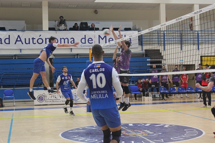 Mariano Giustiniano remata una acción de ataque del Club Voleibol Melilla