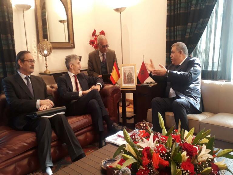 Marlaska acompañado por el embajador español conversa con el ministro marroquí
