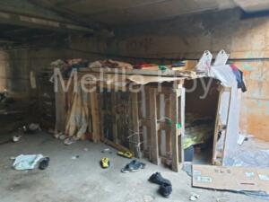 Chabola de cartones y palés en el cauce del río que pasa por la Araucaria