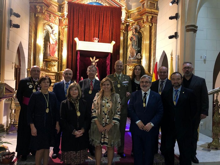 La Junta de Gobierno de la Castrense con los nuevos cofrades y cofrades de Honor