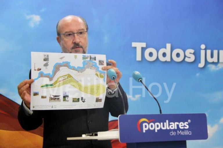 Quevedo muestra el plano de la obra de Aguadú anunciada por Medio Ambiente para 2020