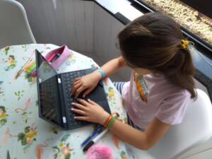 Una niña haciendo deberes ‘online’ en su domicilio