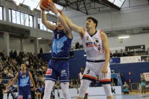 Fede Uclés intentando arrebatarle el balón a Alex Murphy