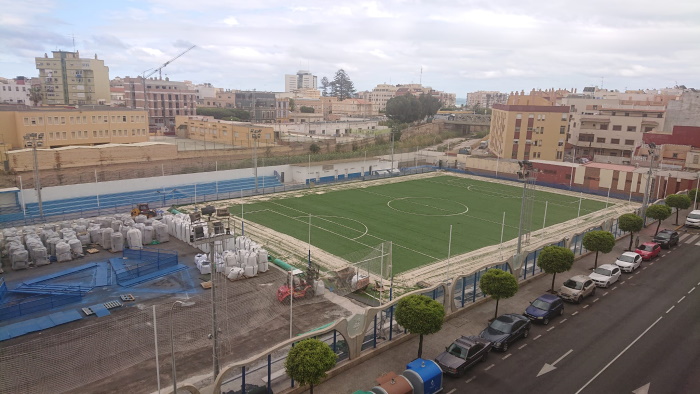 Vista panorámica de los terrenos de juego que están ubicados en el Barrio del Tesorillo, con la remodelación del Campo B en estado muy avanzado