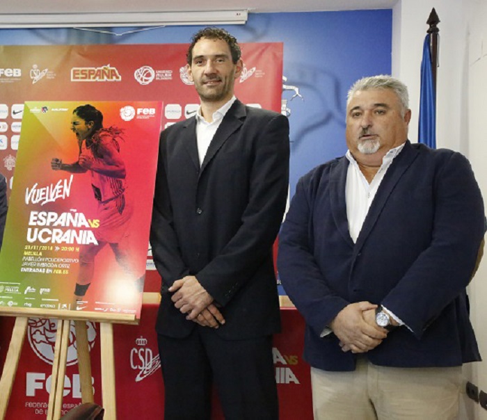 Javier Almansa, junto al presidente de la Federación Española de Baloncesto