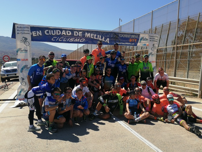 Foto de familia de los participantes del I Memorial Carlos Huelin de ciclismo en carretera