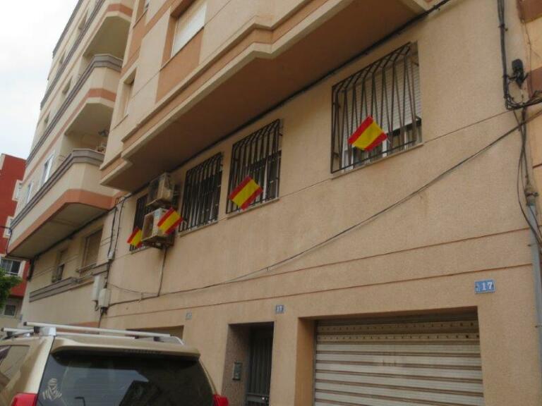 Algunos melillenses han colgado banderas de España en sus ventanas y balcones como agradecimiento