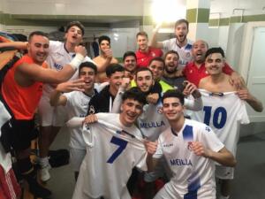 Los componentes de la Peña Real Madrid festejando el triunfo en el derbi ante la Peña Barcelonista