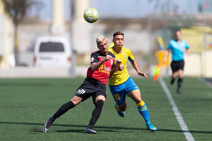 Pepe Romero pugna por el balón ante un jugador canario