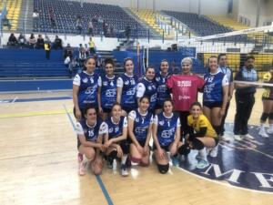 El Club Voleibol Melilla entregó una camiseta a María Dolores Mariscal García, ‘Loli’, responsable de Instalaciones Deportivas de la Ciudad, por el Día de la Mujer Trabajadora