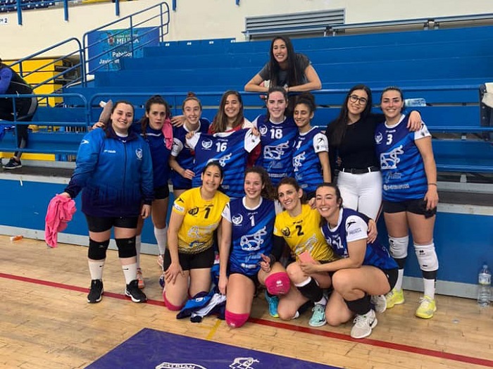 La plantilla del Club Voleibol Melilla celebra la consecución de la permanencia