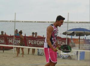 Víctor López, jugador melillense de tenis playa, en uno de sus encuentros