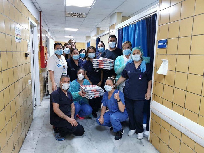 Muchos locales envían comida de forma altruista a los sanitarios del Hospital Comarcal
