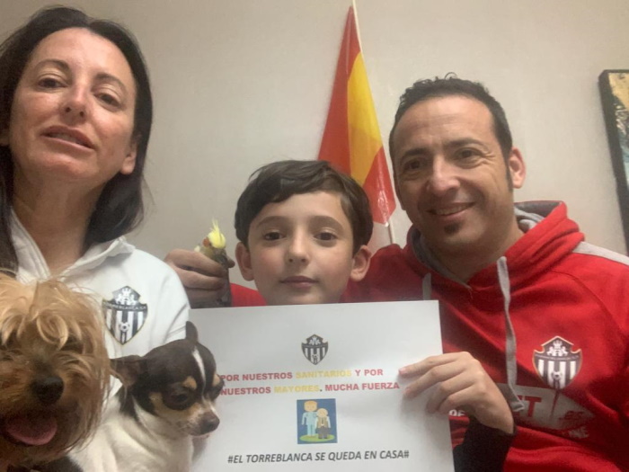 Andrés Castillo, acompañado de su mujer, su hijo y sus dos mascotas, pide a los melillenses que se queden en casa