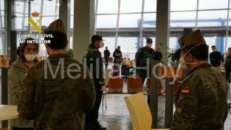 Personal militar hace controles sanitarios en el puerto de Melilla