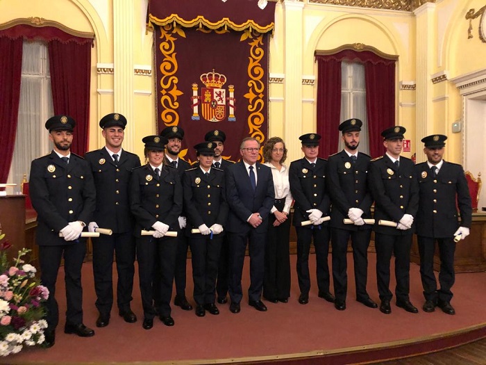 Los diez nuevos agentes de Policía Local con De Castro y Gloria Rojas