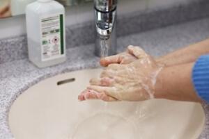 Una de las recomendaciones es lavarse las manos con jabón