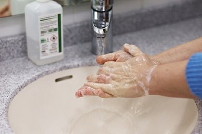 Una de las recomendaciones es lavarse las manos con jabón