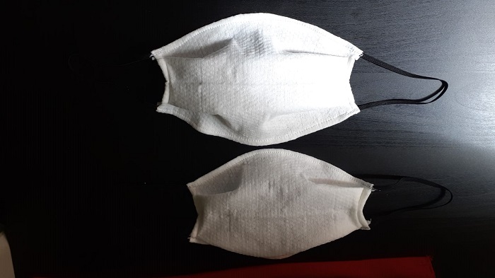 Imagen de un de mascarillas caseras con un par de toallitas desechables