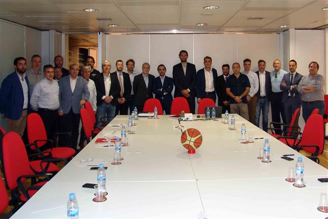Imagen de archivo de una reunión entre la FEB y los representantes de los clubes de LEB Oro