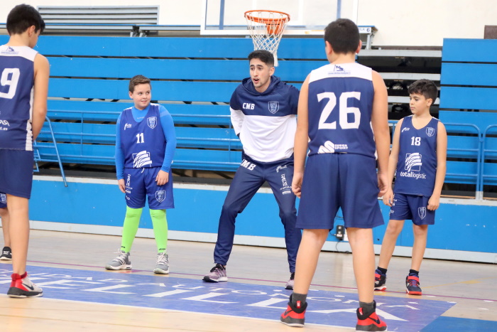 El preparador físico barcelonés explicando unos ejercicios a unos jóvenes jugadores