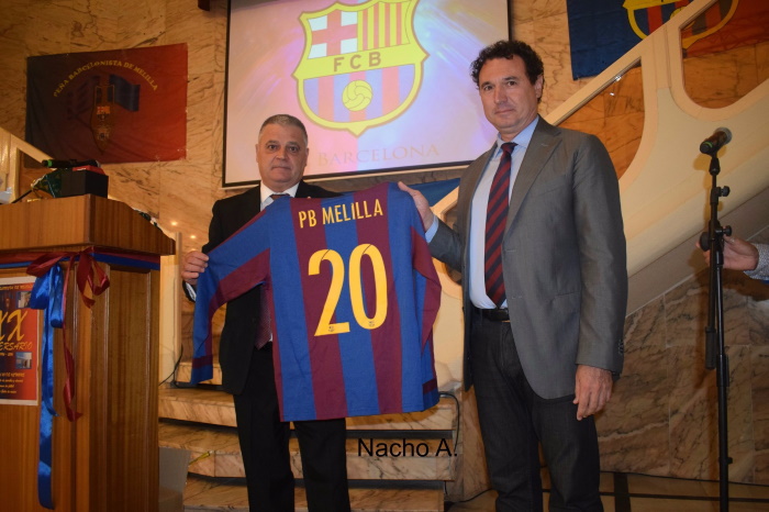 Javier Martínez Gómez posando junto al ex futbolista Ricardo Serna, en los actos del vigésimo aniversario de la entidad