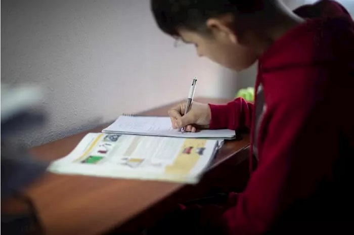 Un estudiante realiza deberes en su domicilio tras la suspensión de las clases presenciales