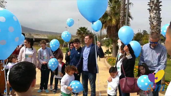 Uno de los actos de Autismo Melilla en el que se soltaron globos de color azul