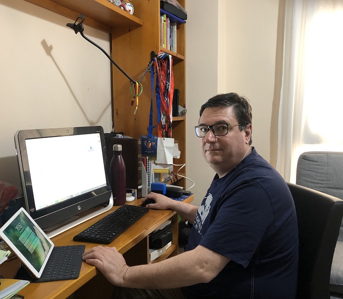 José Emilio Carrasco Salmerón trabaja desde casa ante la situación actual de la crisis del coronavirus