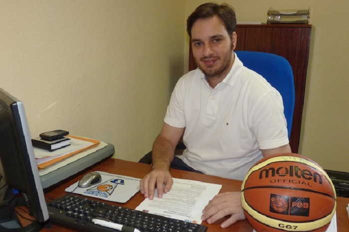 El gerente del Club Melilla Baloncesto, Enrique Suárez, en su despacho de trabajo
