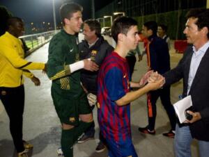 Jordi Ortega, en su etapa juvenil en el Barça, saludando a Guillermo Amor